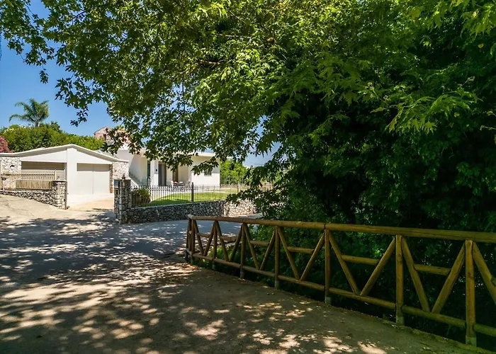 Villa Emily In Countryside
